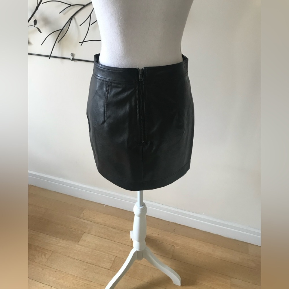 Devlin by Parker Black Vegan Faux Leather Mini Skirt w Button Detail Size 6 NWT - Picture 11 of 14